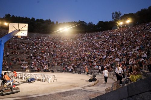 Σφήκες από το ΕΘΝΙΚΟ ΘΕΑΤΡΟ: Και τώρα σε περιοδεία