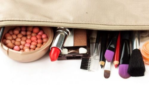 6 απαραίτητα σύνεργα μακιγιάζ που πρέπει να έχεις στην τσάντα σου